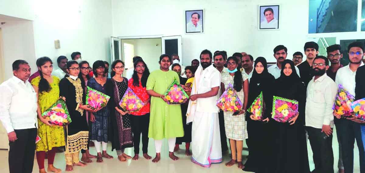 నీట్‌లో సత్తాచాటిన విద్యార్థులు