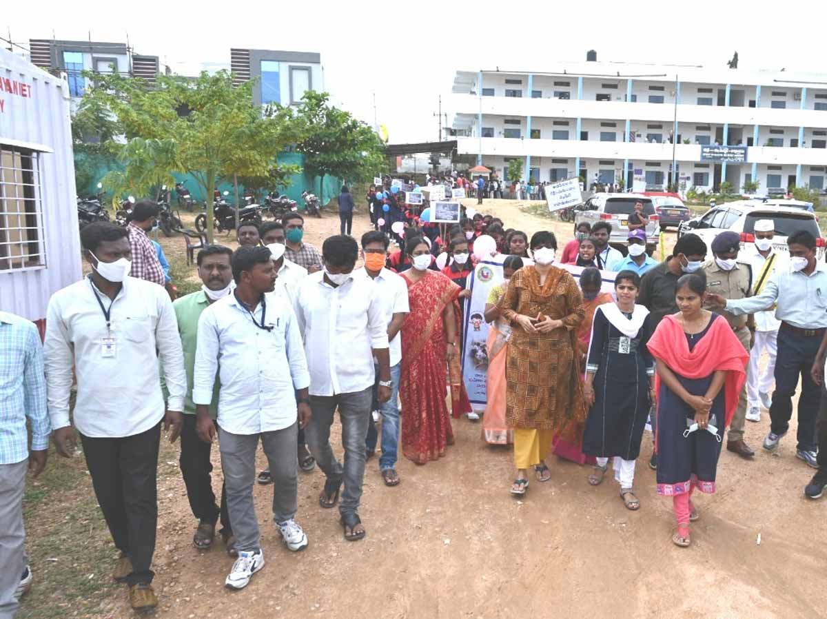 బాలలందరూ బడికి వెళ్లాలి