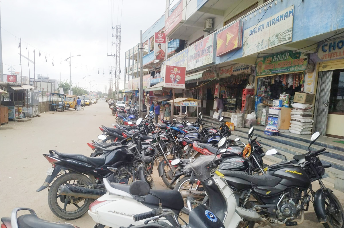 ట్రాఫిక్‌ కష్టాలు తీరేదెప్పుడో..