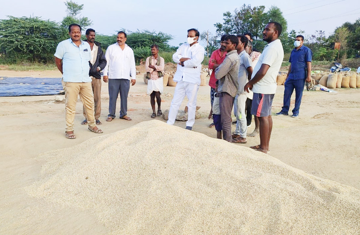 ధాన్యం కొనుగోలులో వేగం పెంచాలి