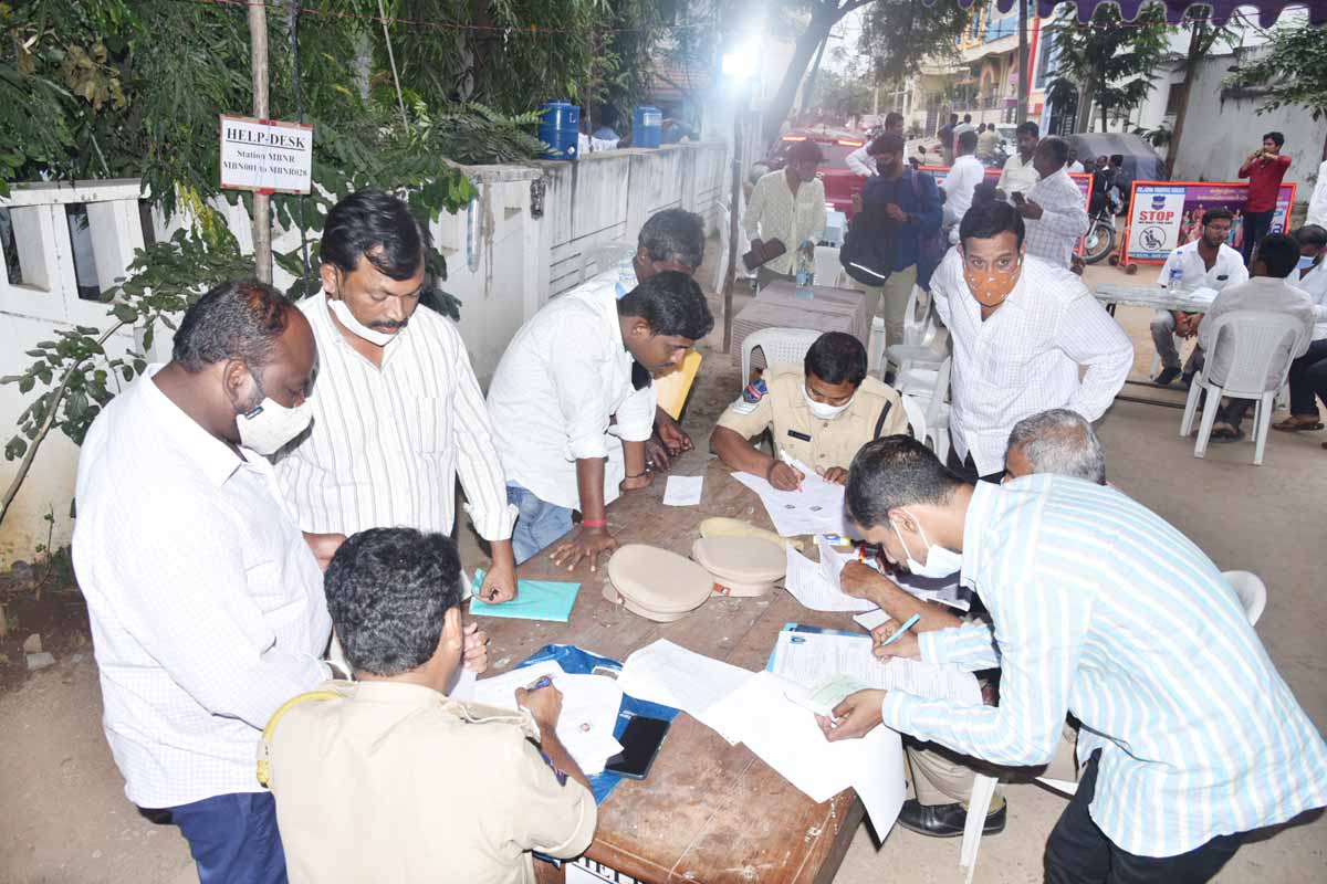 230 షాపులు.. 4,713 దరఖాస్తులు