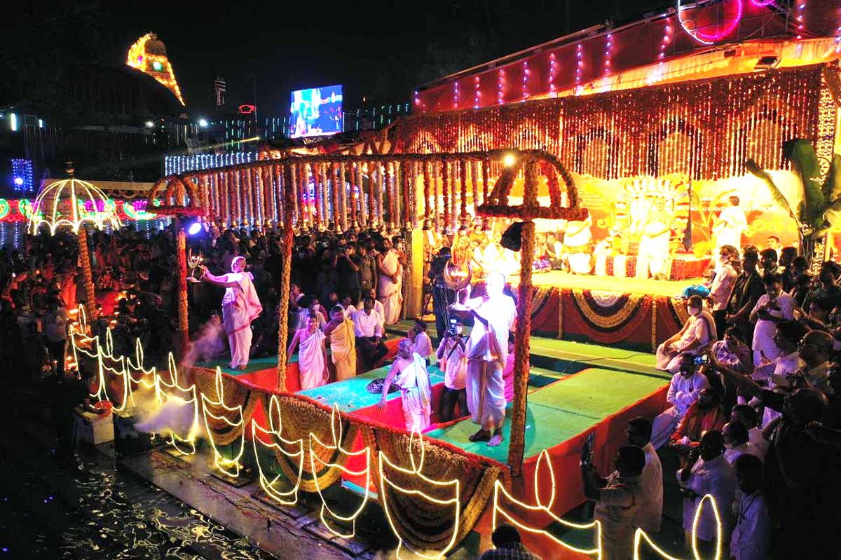 శ్రీగిరిలో జ్వాలాతోరణం