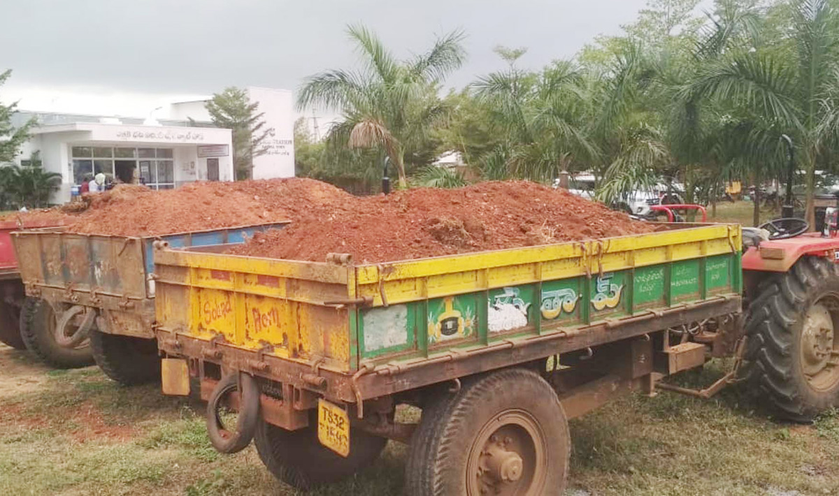 తరలిపోతున్నా.. పట్టించుకోరా..?