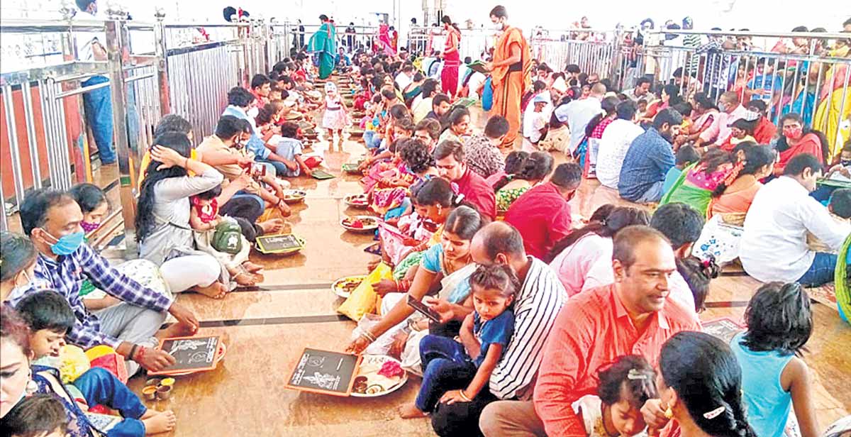 ఆలయాల్లో భక్తుల సందడి