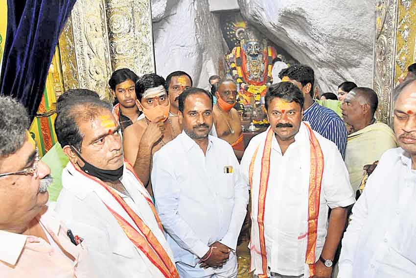 అభివృద్ధి పథంలో దేవాలయాలు