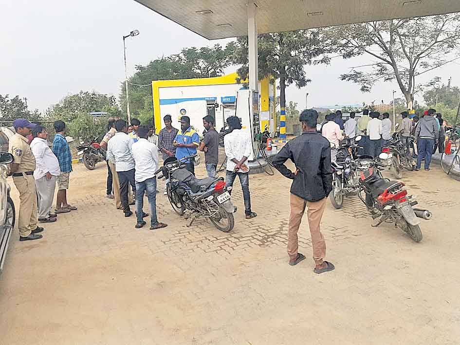 భారత్‌ పెట్రోల్‌ పంపులో కల్తీ పెట్రోల్‌