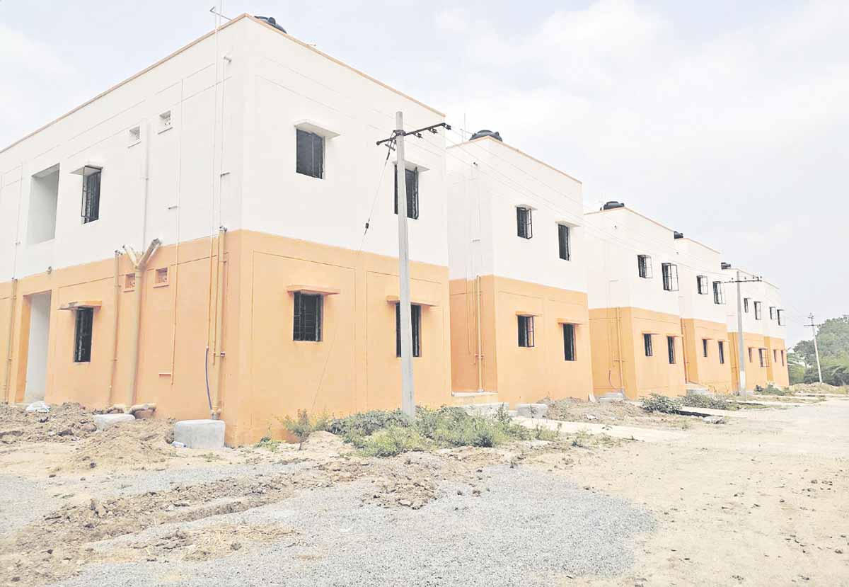 శరవేగంగా డబుల్‌ బెడ్‌రూం ఇండ్ల నిర్మాణం