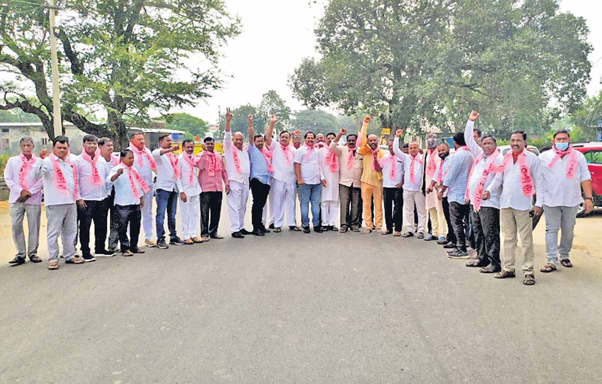 ధర్నాకు తరలిన టీఆర్‌ఎస్‌ నాయకులు