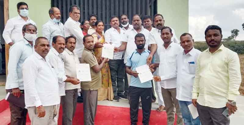 సీఎంఆర్‌ఎఫ్‌ చెక్కులు అందజేత