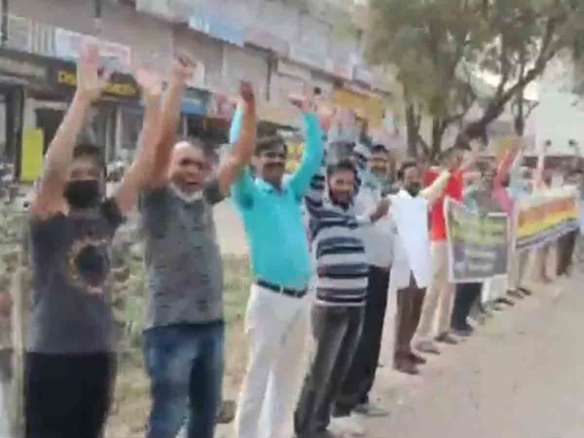 భోపాల్‌లో స్థానికుల ‘నవ్వుల నిరసన’.. ఎందుకంటే?
