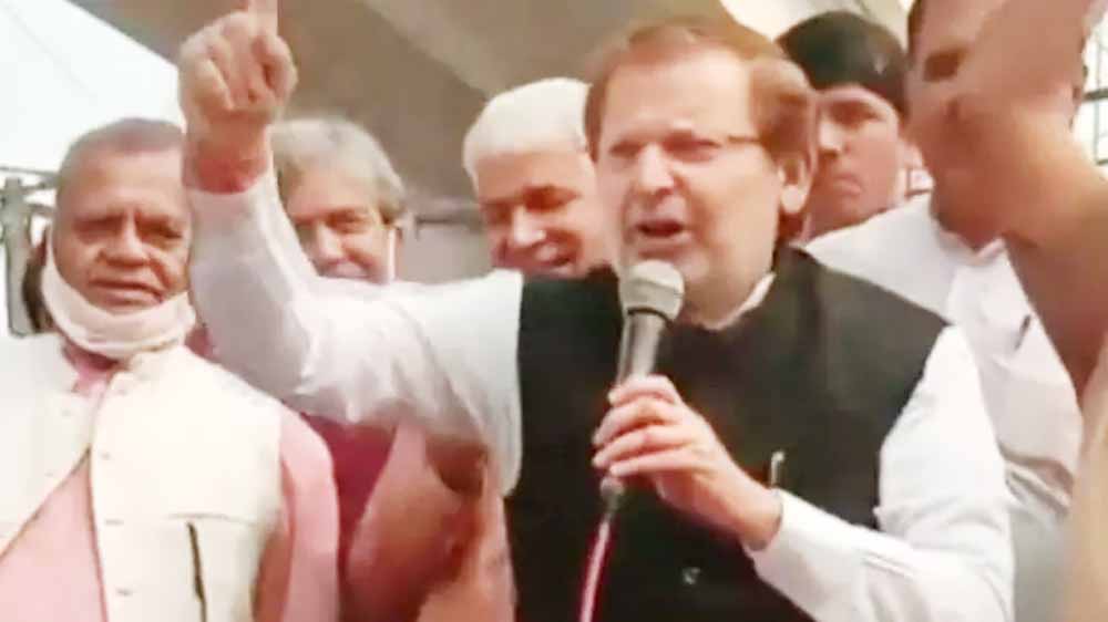 కండ్లు పీకేస్తాం.. చెయ్యి నరికేస్తాం..