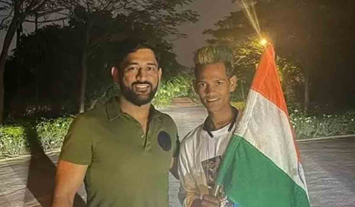 ధోనీని కలిసేందుకు 1400 కిలోమీటర్లు నడిచిన ఫ్యాన్