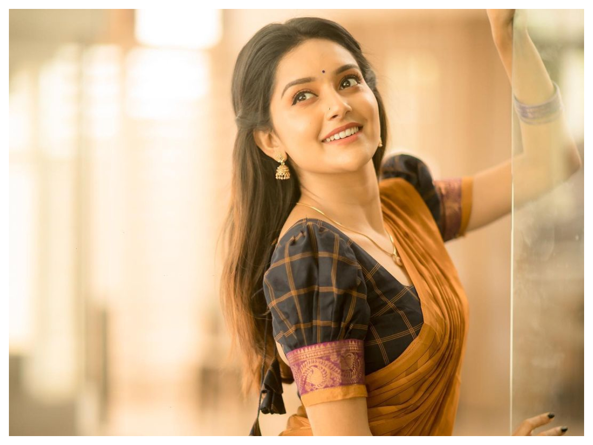 Mahima Nambiar | చీర‌క‌ట్టులో ముద్దుగుమ్మ మహిమా నంబియార్..