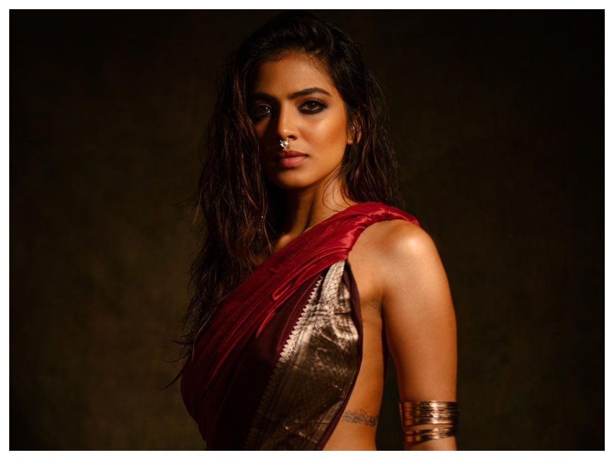 Malavika Mohanan | మత్తెక్కించే కళ్లతో ఓరచూపులు చూస్తున్న మాళవికా మోహనన్..