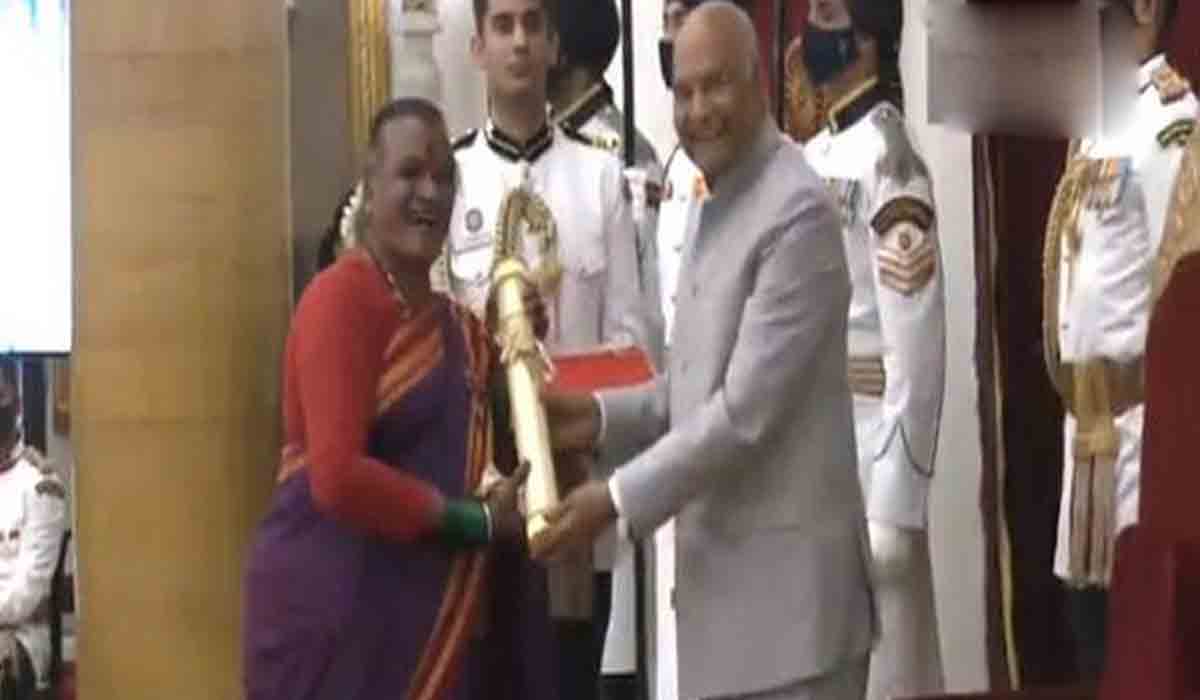 Manjamma Jogati: ప‌ద్మ‌శ్రీ పుర‌స్కారం అందుకున్న ట్రాన్స్‌జెండ‌ర్ మంజ‌మ్మ జోగ‌తి.. వీడియో