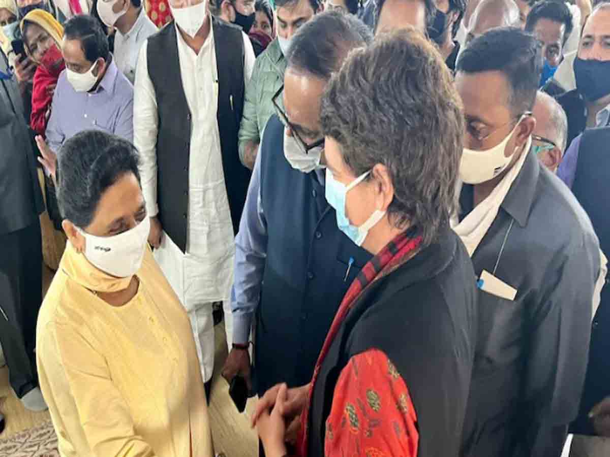 మాయావతిని కలిసి సంతాపం తెలిపిన ప్రియాంక గాంధీ
