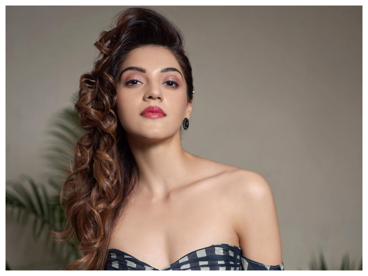 Mehreen Pirzada | లేటెస్ట్ ఫొటోలతో   నెటిజన్లను మెస్మరైజ్ చేస్తున్న మెహ్రీన్ పిర్జాదా..