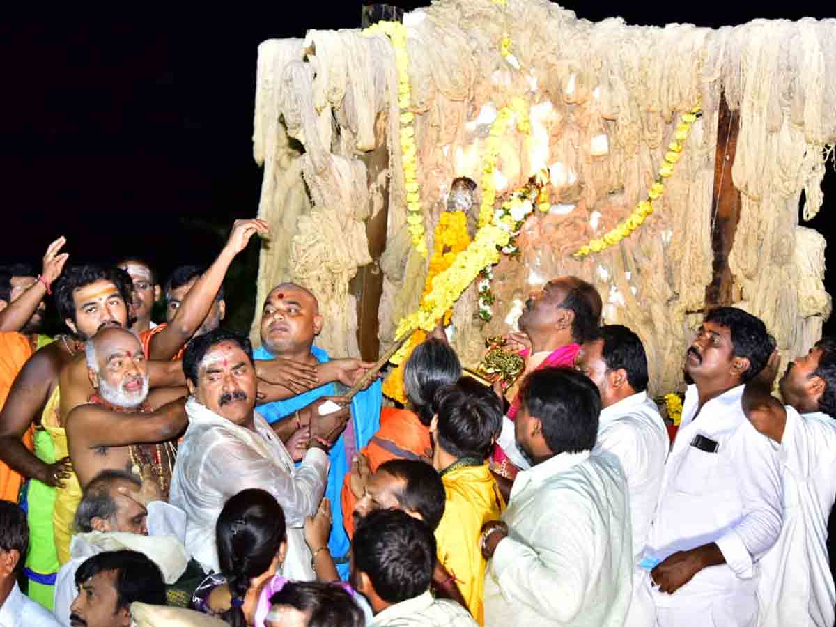 సోమేశ్వర లక్ష్మీనరసింహస్వామి గుట్టపై అఖండ దీపాన్ని వెలిగించిన మంత్రి