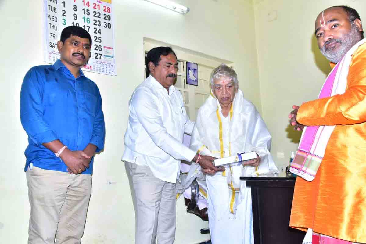 విద్యావేత్త చుక్కా రామయ్యను సన్మానించిన మంత్రి ఎర్రబెల్లి