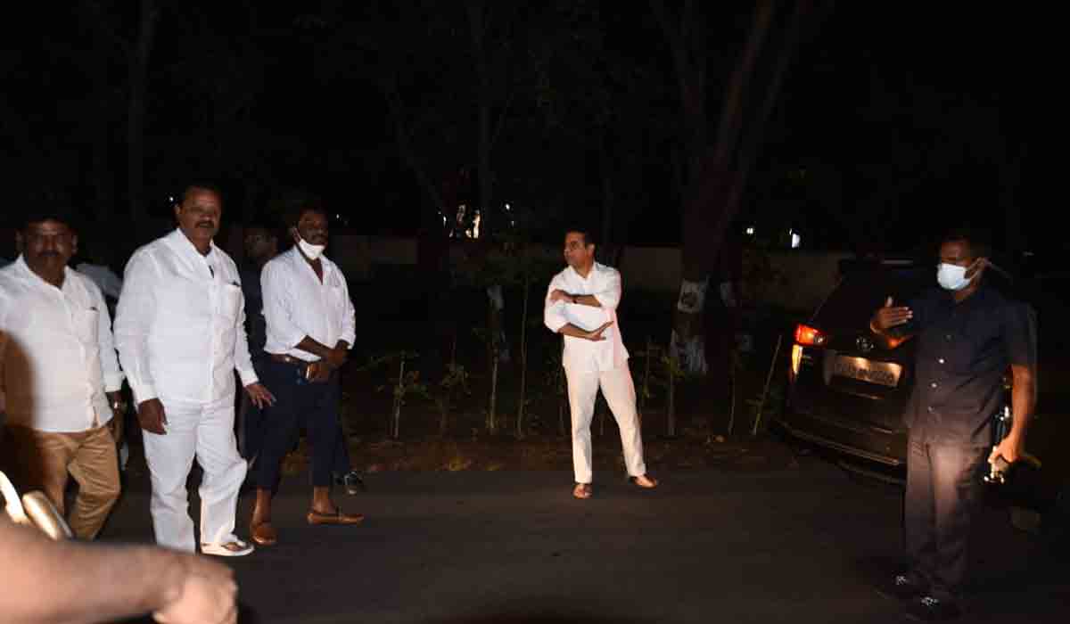 మానవత్వం చాటుకున్న మంత్రి కేటీఆర్‌