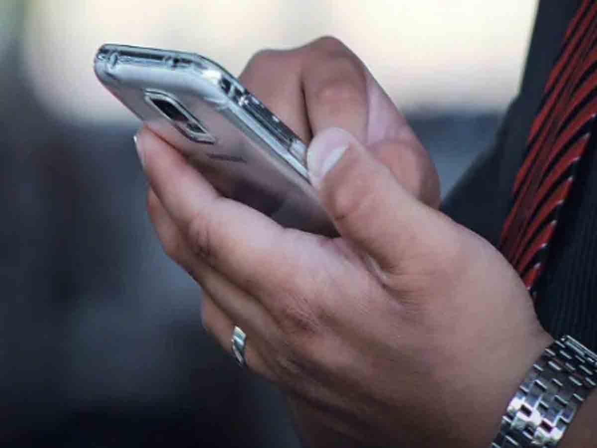 దొరికిన మొబైల్లో.. ఫోన్పే ద్వారా రూ.52,000 లూఠీ