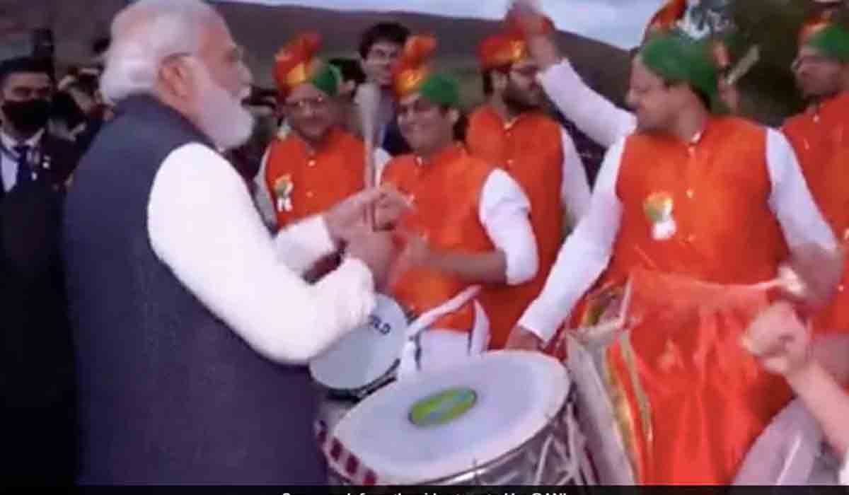 స్కాట్లాండ్‌లో డ్ర‌మ్స్ వాయించిన ప్ర‌ధాని మోదీ.. వీడియో