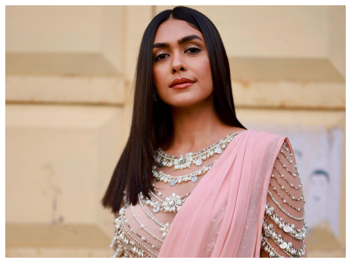 Mrunal Thakur | మృణాల్‌ ఠాకూర్‌ గ్లామరస్‌ ఫొటోలకు నెటిజన్లు ఫిదా..