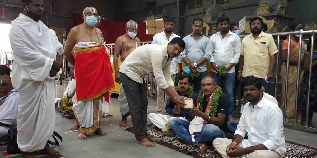 యాదాద్రీశుడిని దర్శించుకున్న టీఎస్ హాకీ సెక్రెటరీ ముఖేశ్