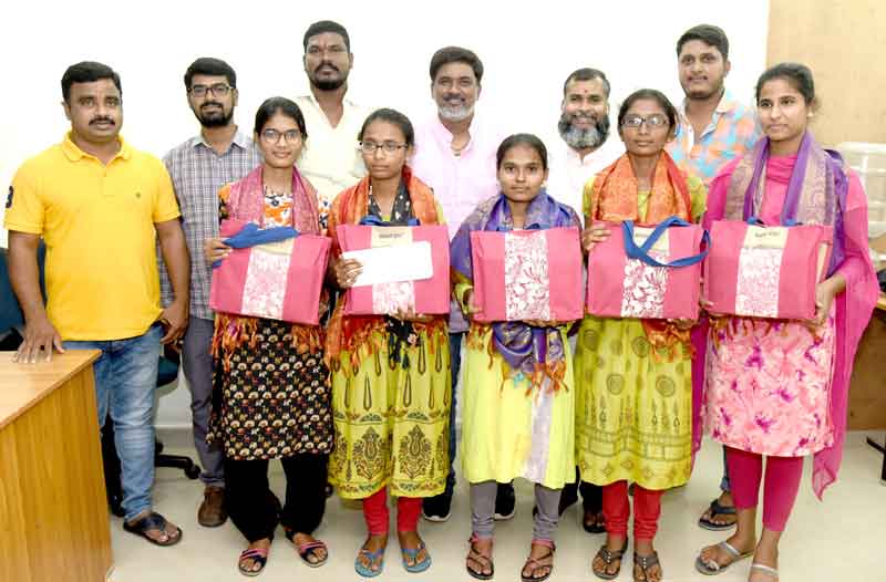 చదువుల తల్లులకు చేయూత