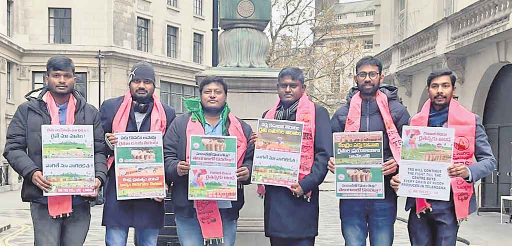 వడ్లు కొనాలని లండన్‌లో ధర్నా