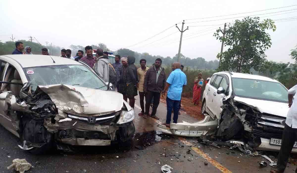 శ్రీశైలం హైవేపై ఎదురెదురుగా వస్తున్న రెండు కార్లు ఢీ..