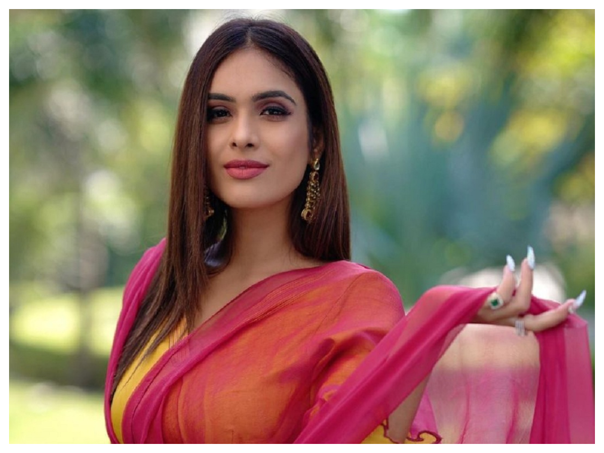 Neha Malik | నేహా మాలిక్ గ్లామరస్‌ పిక్స్..