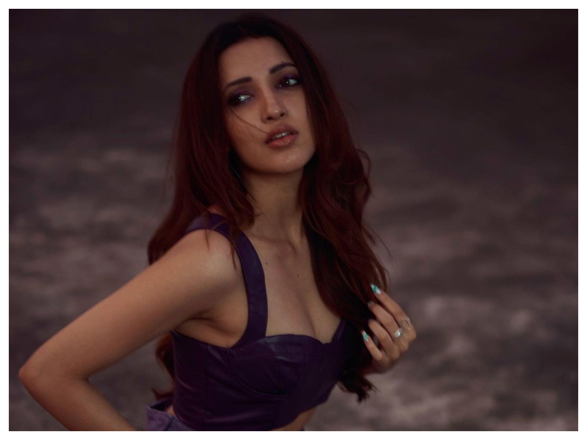 Neha Shetty | కుర్రకారు గుండెల్లో సెగలు పుట్టిస్తున్న నేహా శెట్టి..