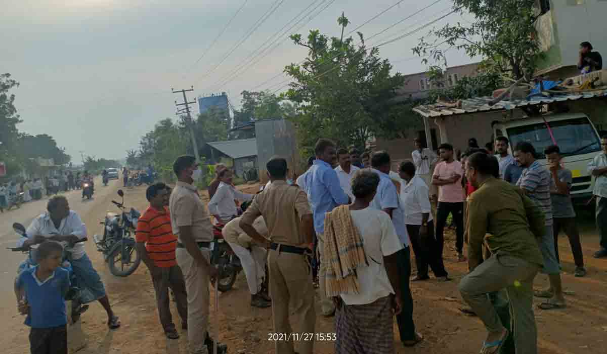 క‌ర్ర‌ల‌తో దాడులు చేసుకున్న కుటుంబాలు.. ఎందుకంటే..?