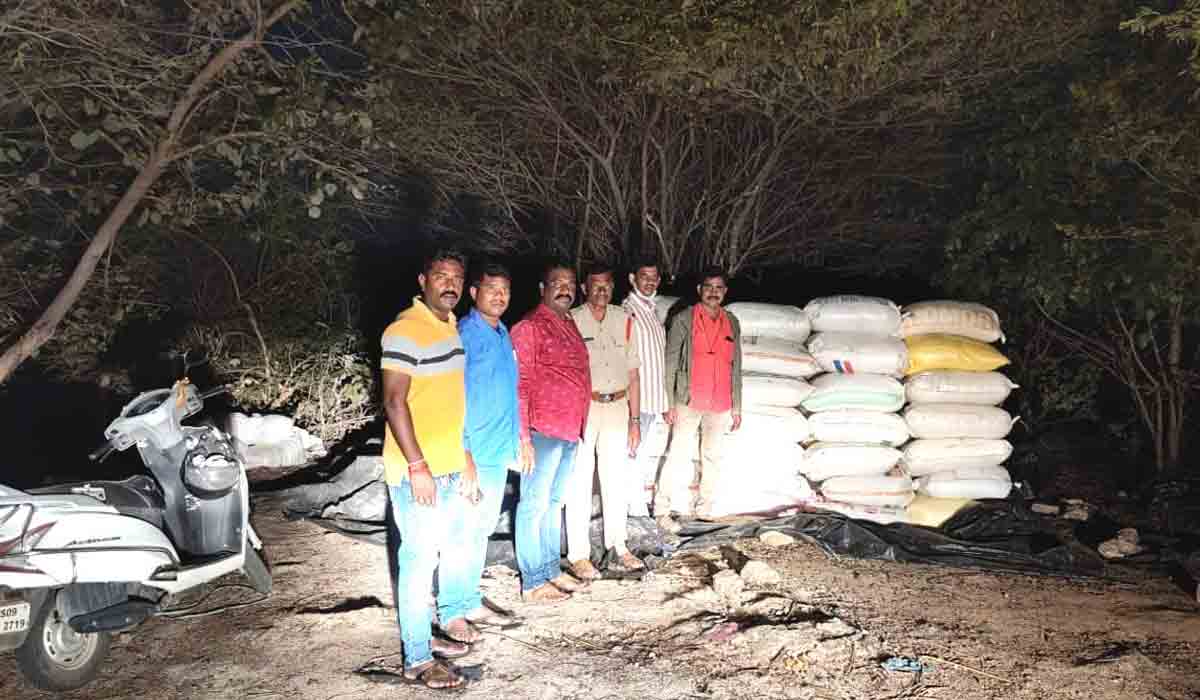 జ‌న‌గామ జిల్లాలో 64 క్వింటాళ్ల రేష‌న్ బియ్యం ప‌ట్టివేత‌