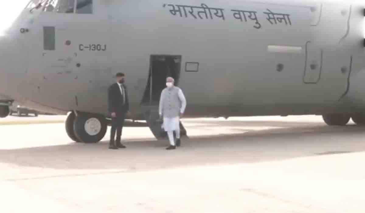 పూర్వాంచ‌ల్ ఎక్స్‌ప్రెస్ వేపై సీ-130 విమానంలో దిగిన మోదీ.. వీడియో