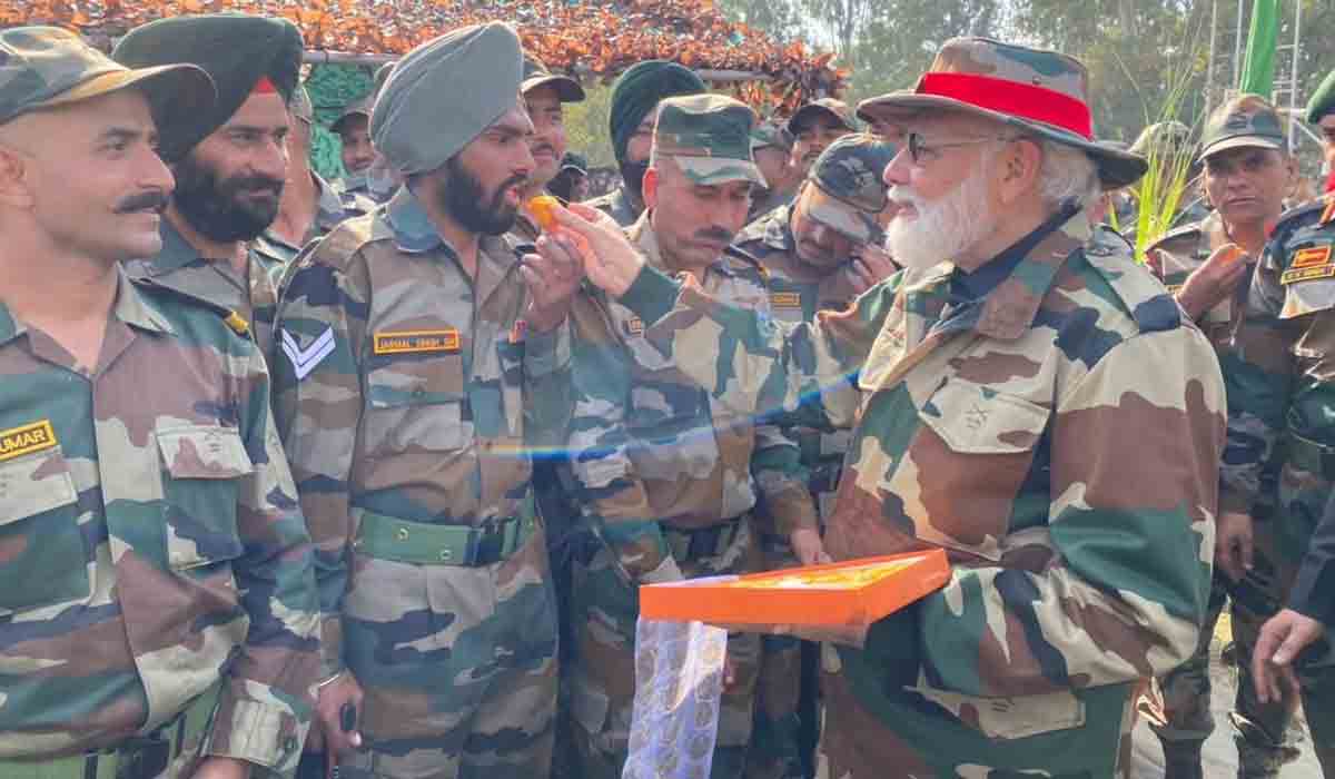 సైనికుల‌తో క‌లిసి దీపావ‌ళి జ‌రుపుకున్న ప్ర‌ధాని మోదీ