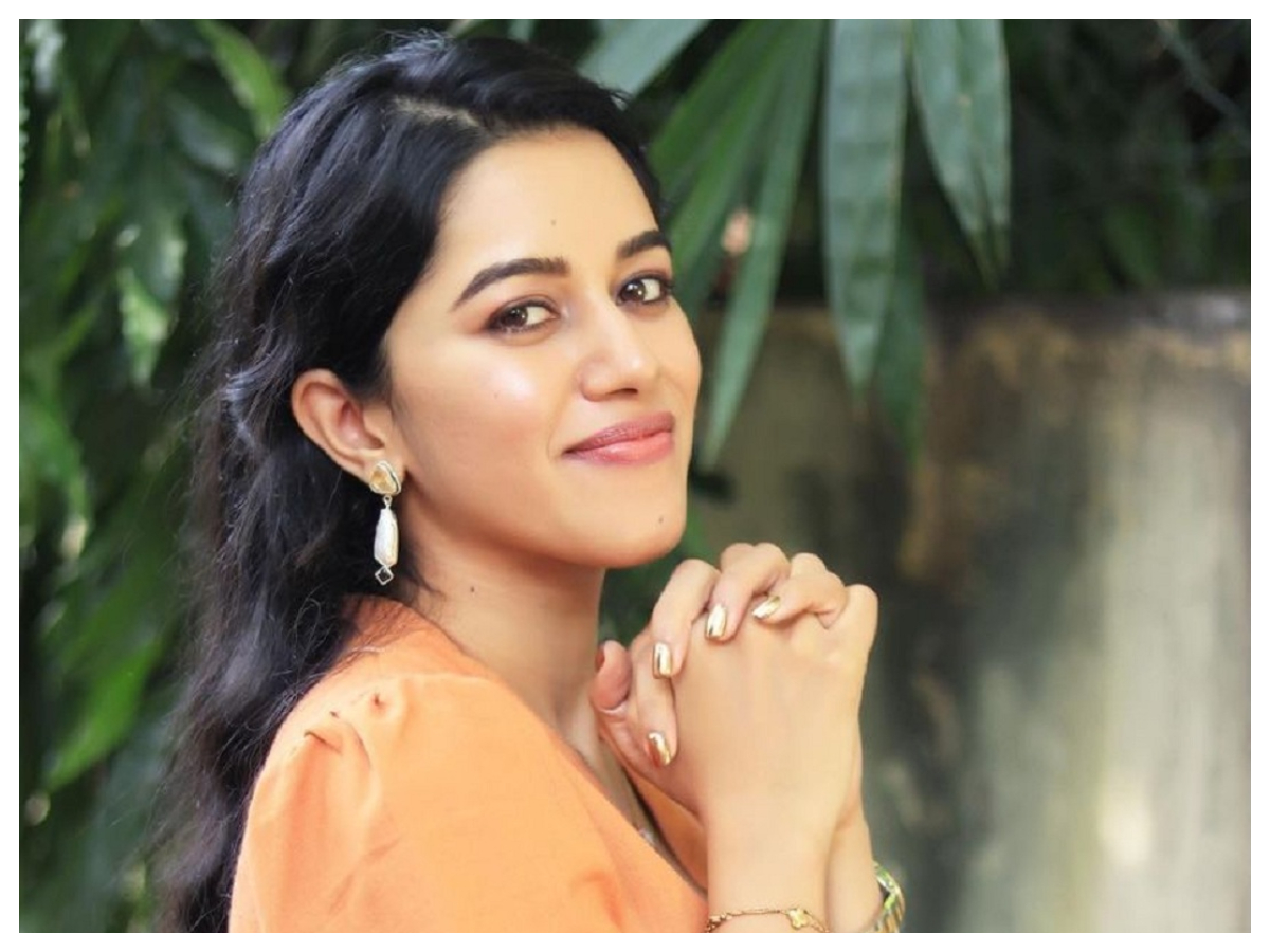 Mirnalini Ravi | ఆరెంజ్ డ్రెస్‌లో మృణాళిని రవి..
