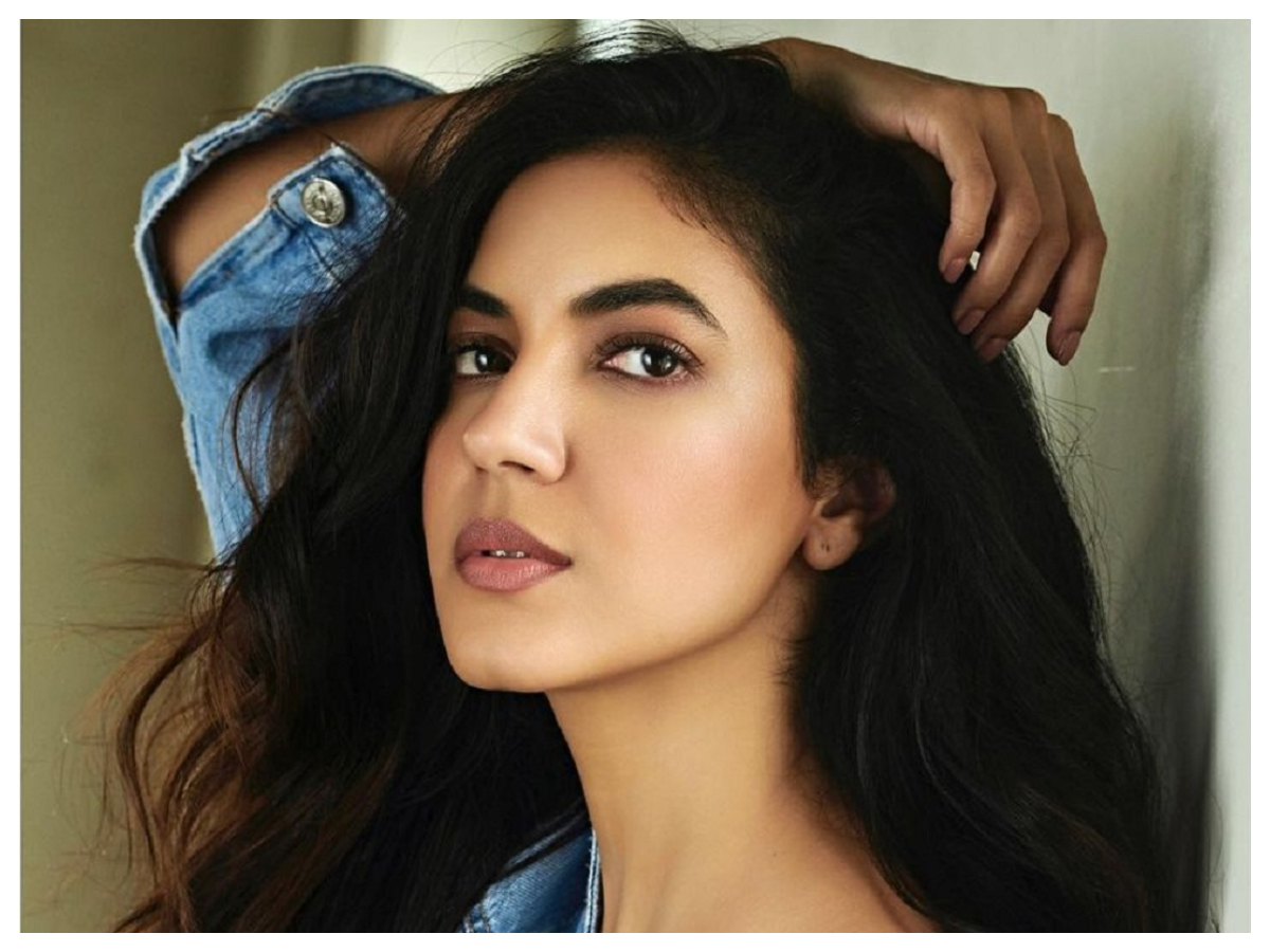 Ritu Varma | చూపులతో మాయ చేస్తున్న రీతు వర్మ..