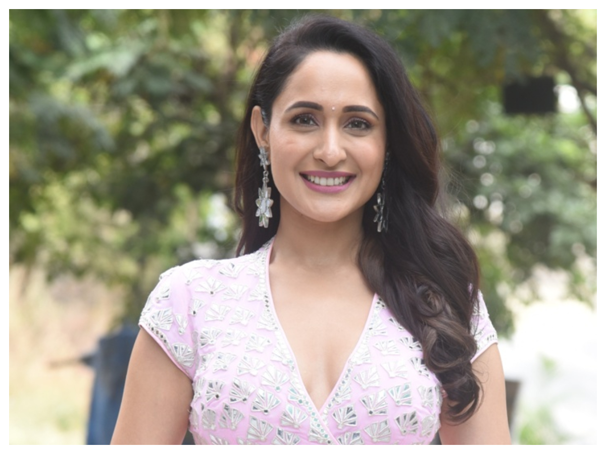 Pragya Jaiswal | గులాబీ డ్రెస్‌లో ప్రగ్యా జైస్వాల్..