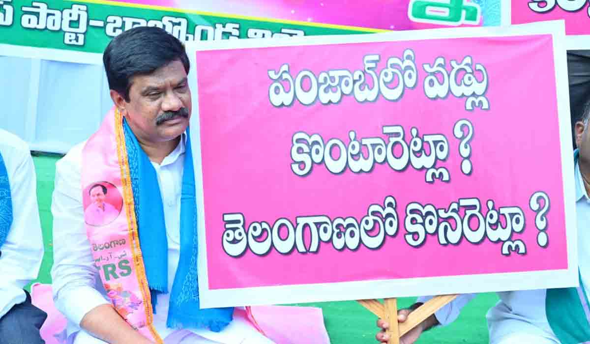 వేల్పూర్‌లో రైతుల ధ‌ర్నా.. పాల్గొన్న మంత్రి ప్ర‌శాంత్ రెడ్డి