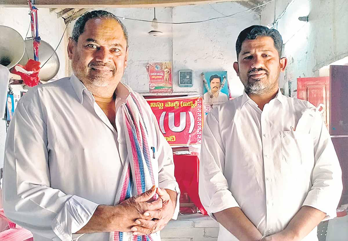 నల్లచట్టాలతో నడిబజారులో రైతులు