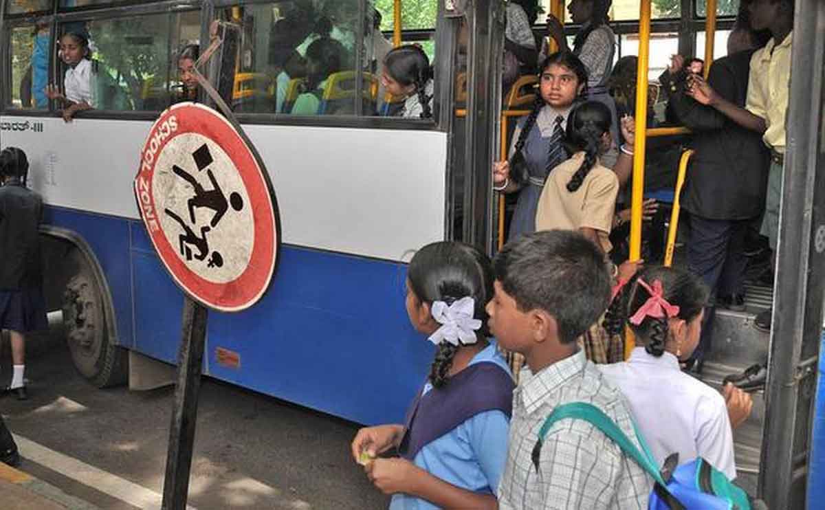 బ‌డికి రండి.. బ‌స్సు ఛార్జీలిస్తాం.. విద్యార్థుల‌కు బంప‌ర్ ఆఫ‌ర్‌