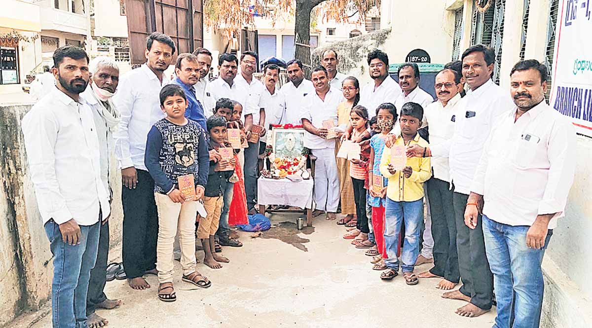 బాలల చేతుల్లోనే దేశ భవిష్యత్తు