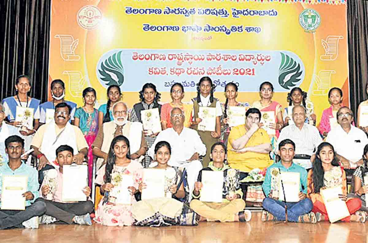 విద్యార్థులు చదువుతోపాటుఇతర రంగాల్లోనూ రాణించాలి