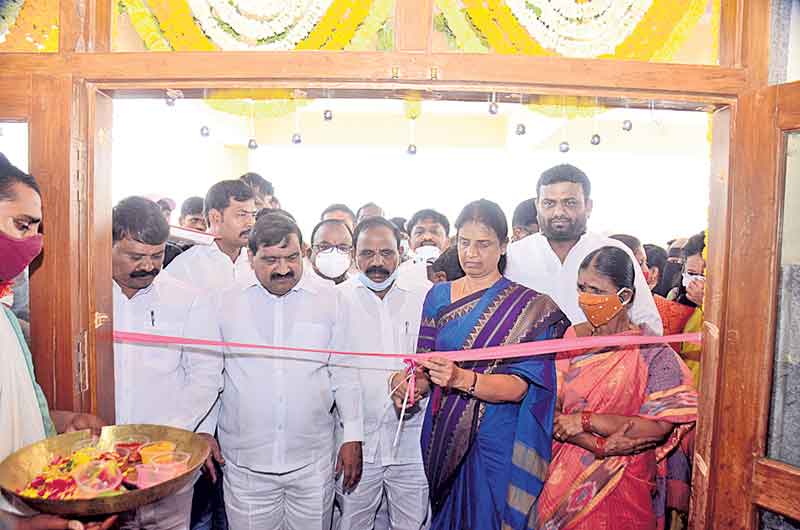 కంటికి రెప్పలా..