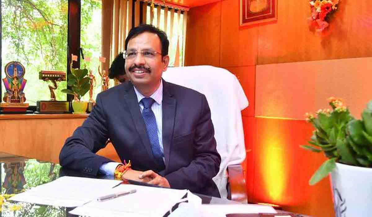 విద్యార్థుల కోసం వంద బస్సులు