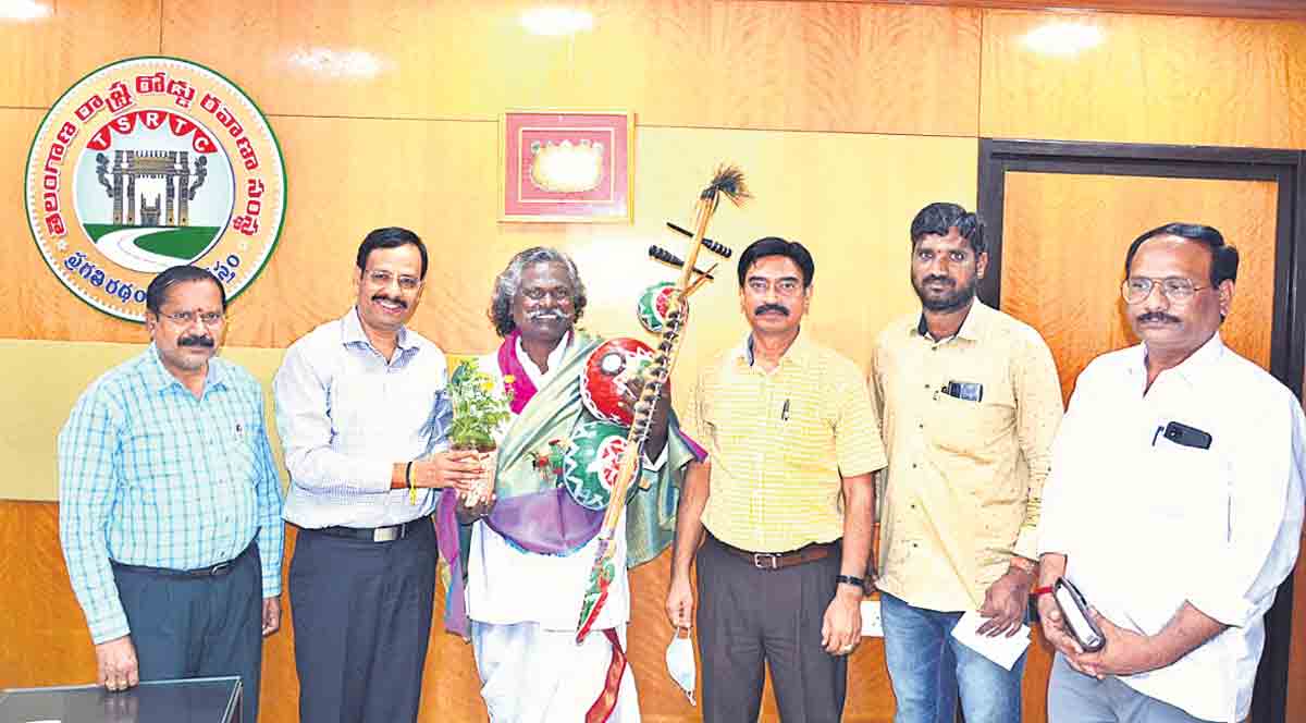 కిన్నెర మొగులయ్యకు ఆర్టీసీ ఎండీ సజ్జనార్‌ సన్మానం