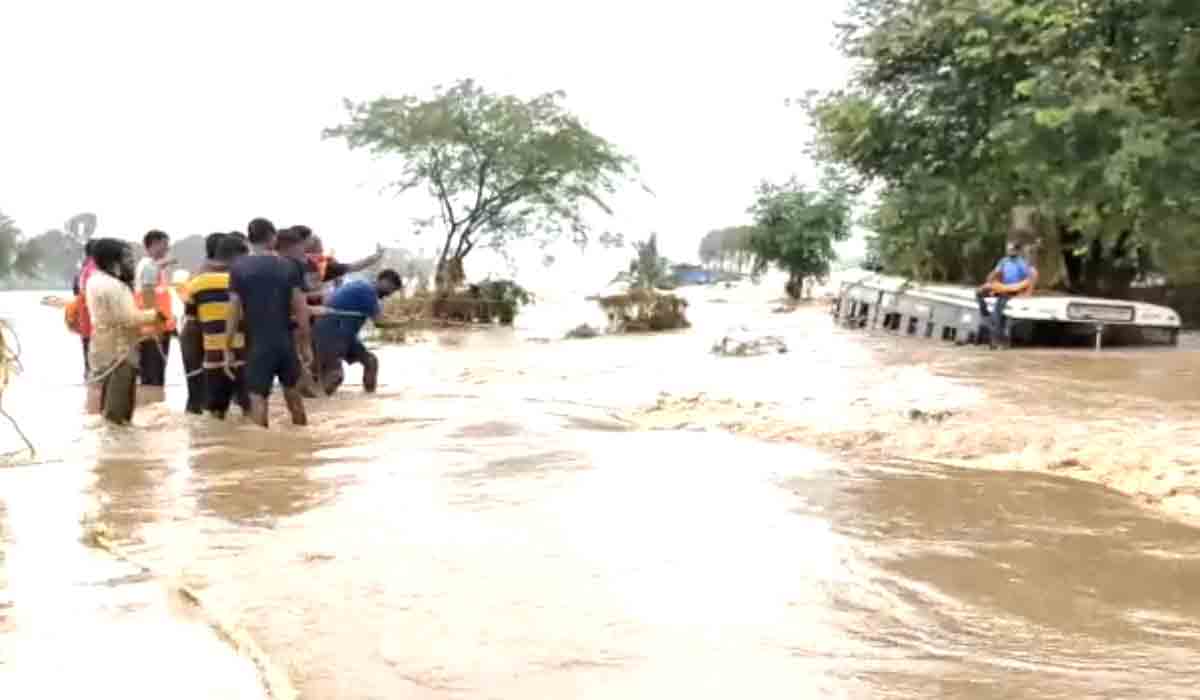 AP News | వ‌ర‌దనీటిలో చిక్కుకున్న 3 ఆర్టీసీ బ‌స్సులు.. 12 మంది మృతి