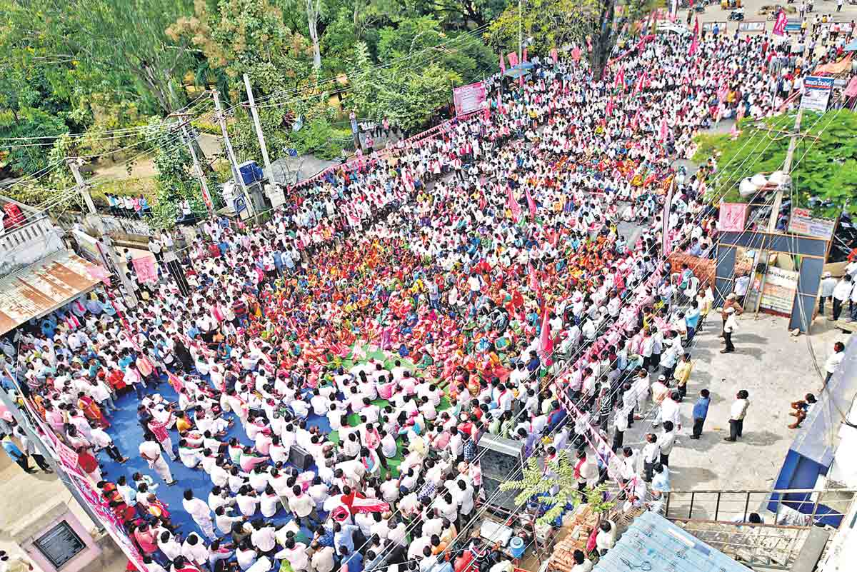 ఢిల్లీ స‌ర్కారుపై మర్లబడ్డ రైతన్న